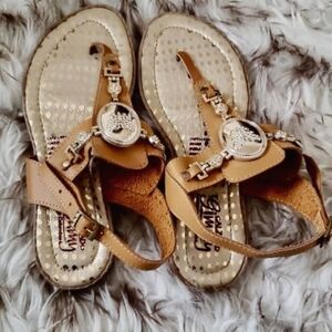 Calzado Gimmy Goldtone Crested  Fashion Sandals Size 6 🌴